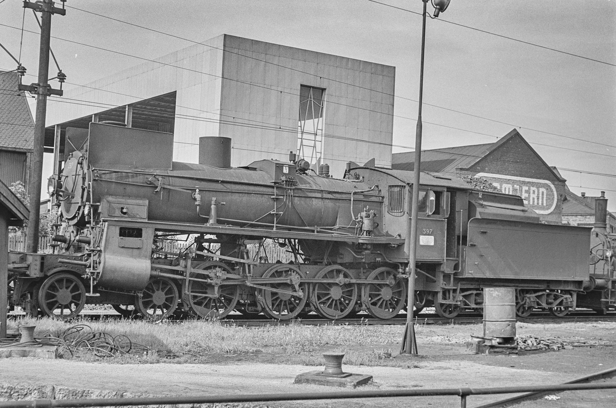 Utrangert damplokomotiv type 26c nr. 397 ved lokomotivstallen på Hamar stasjon. .