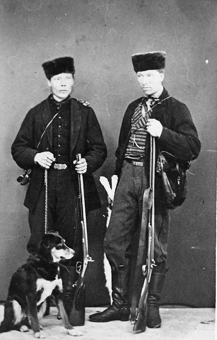 To jegere med gevær og en hund