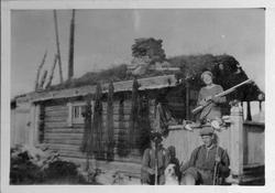 Jakt på Grønnfjellet. Sittende f v Nils og Hans Storrøsten, 