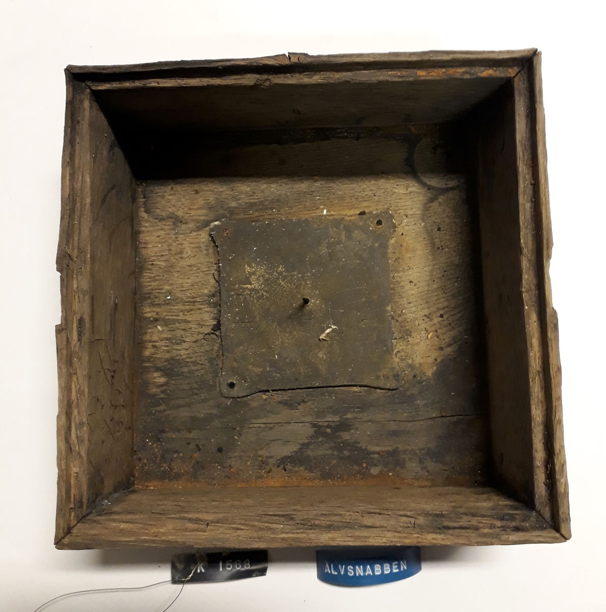 Kompass bärgad från Älvsnabbenvraket. Består av yttre trädåda med en inre låda upphängd i ett mässingsbeslag (se bilaga med rekonstruktion av kardanupphängningen). Ett av de äldsta kända kompasserna från handelsskepp från tidigt 1700-tal. 
Innerlåda för kompassupphängning. Lådan är hopsinkad av 11 mm tjocka brädor. Överkanten har en 5 mm fals för en glasskiva (4a) som låg intakt på lådan då den hittades.
I lådans botten är en kvadratisk blyplåt fastnitad för att hålla tyngdpunkten låg. i mitten av plåten upphängningsspets av mässing.