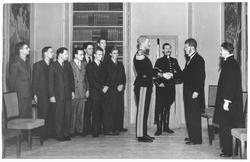 Skuespillere på teaterscene.