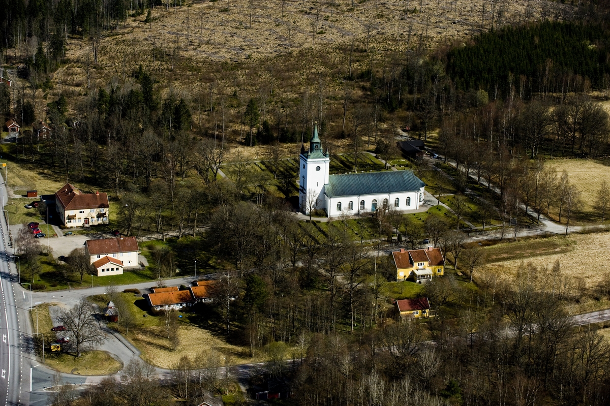 Flygfoto över Nya Hjälmseryds kyrka i Sävsjö kommun.
