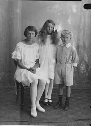 Gruppebilde av to jenter og en gutt. etternavnet på barna er