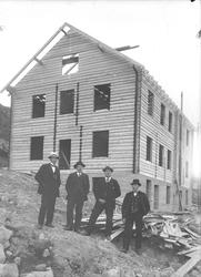 Husbygging, gruppeU4, tømmerbygning, 3 etasjes, Hol Handelsl