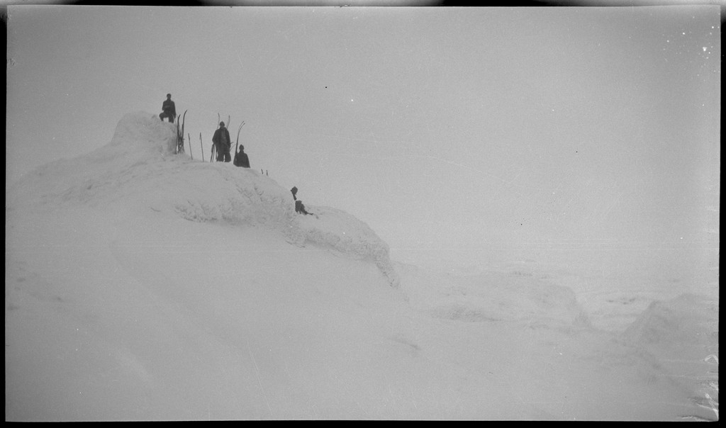En gjeng unge menn på skitur i Suldal. Det er bilder fra Snønuten, turisthytta i Stranddalen og guttene på tur i fjellheimen.