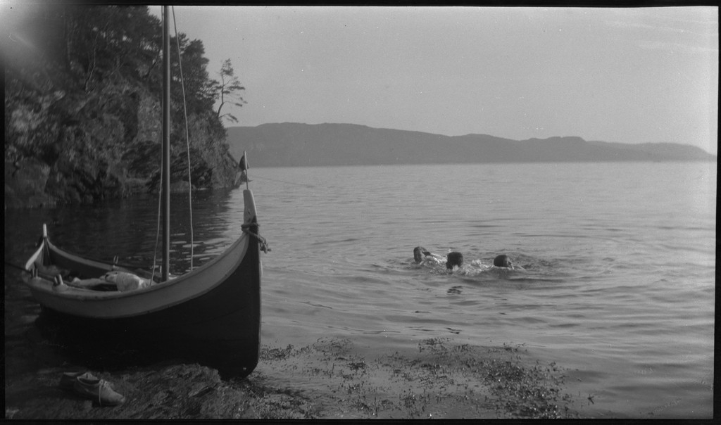 Leif Stender, Einar Hoseth og en gutt til, i tillegg til fotografen Finn Johannessen på seile- og rotur i Ryfylke med en nordlandsbåt. Det er bilder fra guttene i nordlandsbåten, fra bading, fjelltur og teltliv.