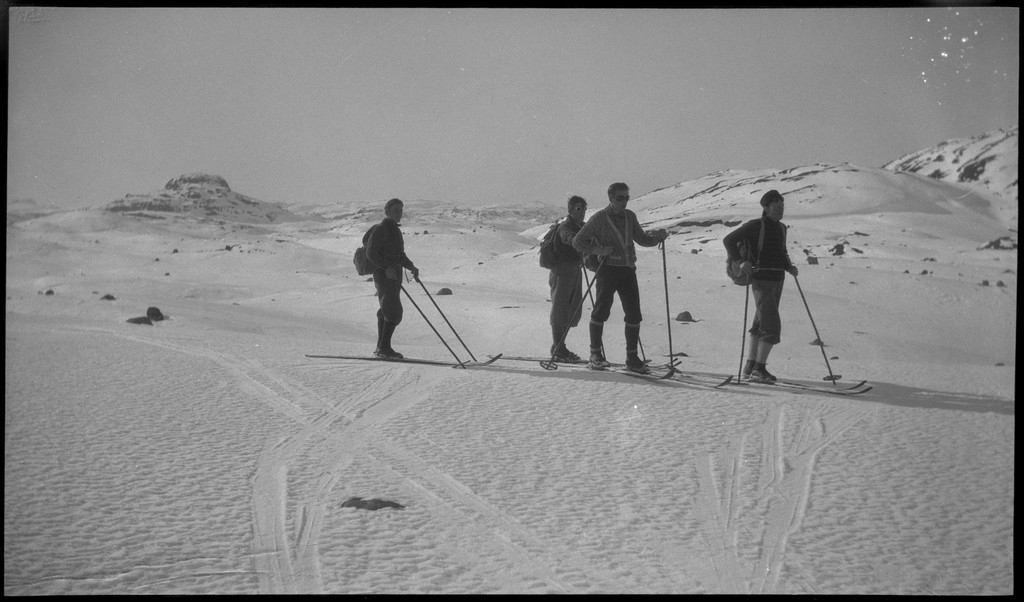 Per og Alf Årseth, Reidar Gjissen(?), Tor Tørresen, Per Roth og Finn Johannessen på skitur i nærheten av Fjellberg i Suldal. Det er bilder fra flere pauser.