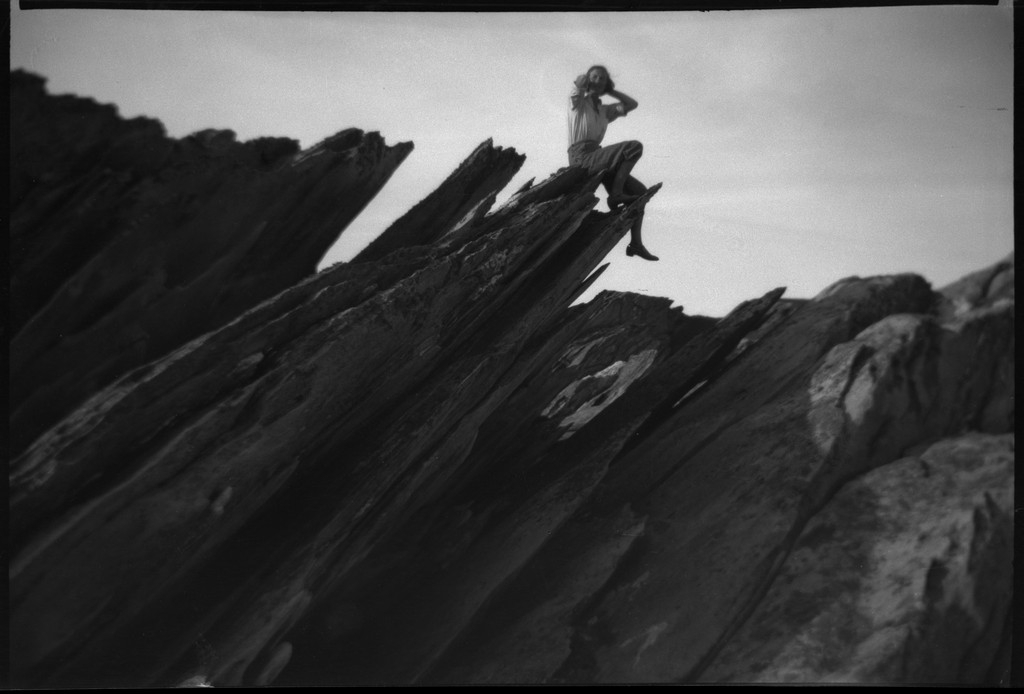 Annie Kamsrud og Finn Johannessen ved stranda ved Vigdel i Sola. En bil og en buss har skrapet borti hverandre.