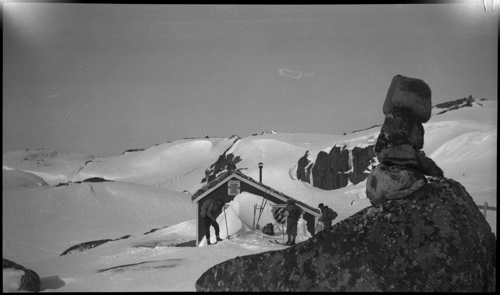 Per og Alf Årseth, Th. Næss og Finn Johannessen på skitur i Suldal og Setesdal. Det er bilder fra fjellet og pauser, fra bygging av snøhule, fra den steinbygde Grjotdokken jakthytte og fra Blåfjell turisthytte (bilde nr. 22).