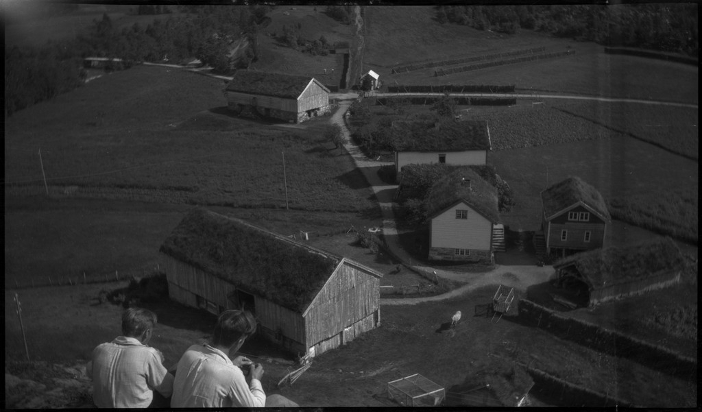 Per og Alf Årseth og Finn Johannessen på sykkeltur i Sogn og Fjordane og Møre og Romsdal. Det er bilder fra fjellturer og -topper, fra fjorder og fjell, bygder og byen Ålesund.
Bilde nr. 2 er av Skodjebrua i Skodje. Bilde nr. 3 er av Kolåstind i Standal, med Sylen og Fingeren til høyre. Bilde nr. 9 er fra Kongens gate i Ålesund. Bilde nr. 11 er tatt over Hjørundfjorden med Langenestinden og Store Standal på motsatt side. Bilde nr. 20-21 er fra Ålesund.