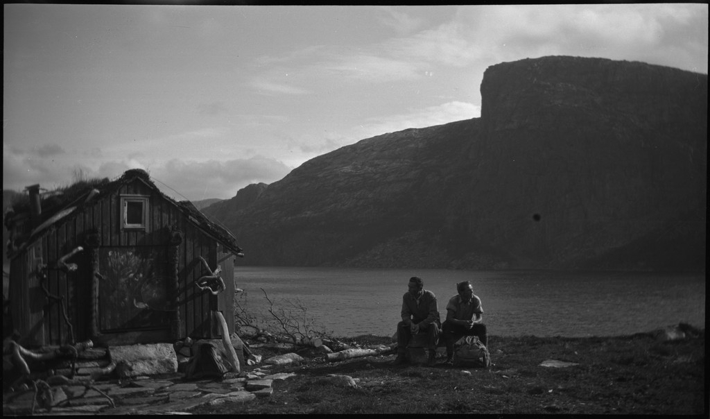 Lindtner, Olaf Kristensen og en til på tur i hest og kjerre, ved en støl på vestsiden av Valevatnet og på Frafjordhatten. Det første bildet er antageligvis Finn Johannessen ved varden på Frafjordhatten.