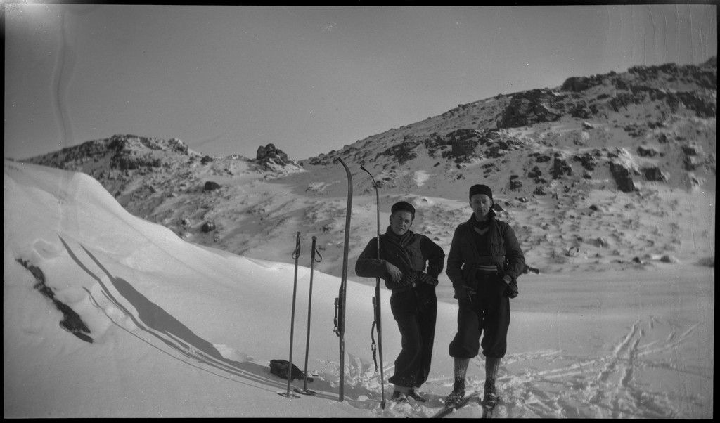 En gjeng unge menn på skitur i fjellene øst for Madland. Det er bilder av brødrene Idar og Arvid og hele gjengen samlet og på ski. På bilde nr. 3 er også Finn Johannessen portrettert sammen med en av brødrene Tollefsen.