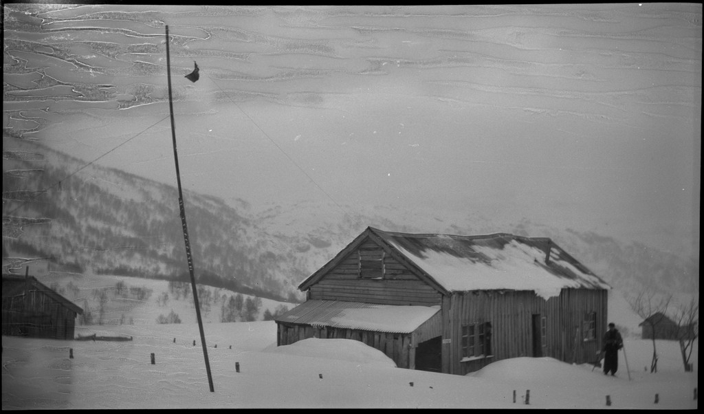 En vennegjeng på skitur i Suldal i vekslende vær. De er innom flere støler og overnattingshytter, bl.a. turistforeningshytta i Stranddalen. Noen ganger er klærne deres hvite av snø. Det er mye snø i fjellet og de må grave seg inn til hyttene. I den ene hytta lytter de til radio og studerer et gevær. Bilde nr. 6 viser en som smører skiene sine.
