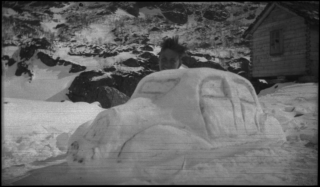 Fire unge menn på skitur påsken 1936. De har laget en bil av snø med bobleform (kanskje inspirert av Porsche Typ 1 fra 1935). Det er også bilder fra flere fjelltopper, fra skigåing og fra ei turisthytte.