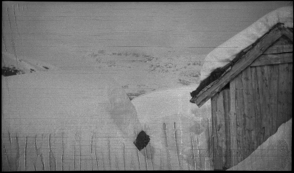 En guttegjeng på skitur i fjellene ovenfor Saudasjøen. Det er bilder av gjengen som går oppover bakkene, og fra en pause ved en gammel hytte.