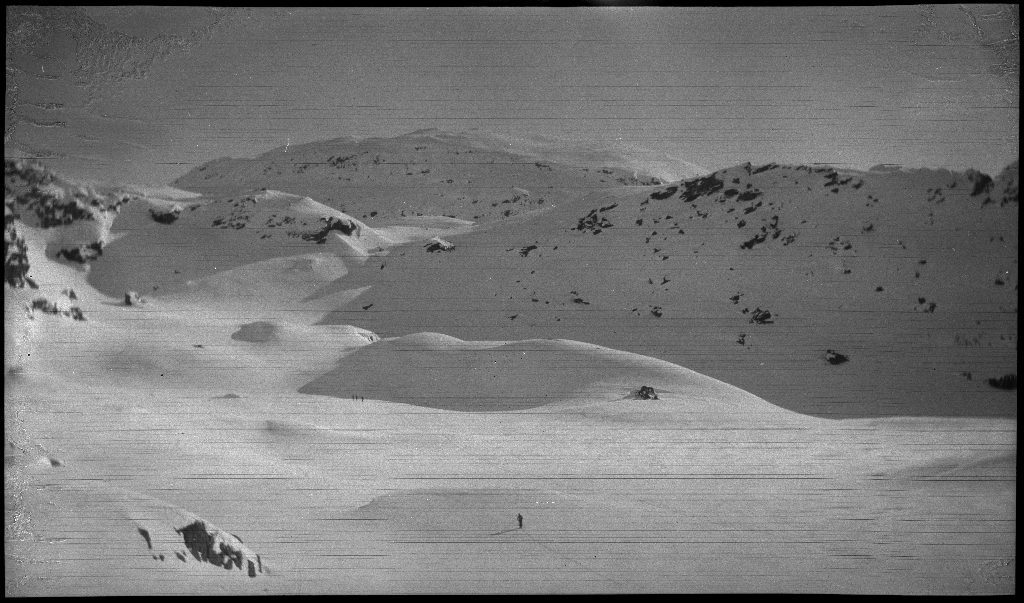 Fire unge menn på skitur påsken 1936. De har laget en bil av snø med bobleform (kanskje inspirert av Porsche Typ 1 fra 1935). Det er også bilder fra flere fjelltopper, fra skigåing og fra ei turisthytte.