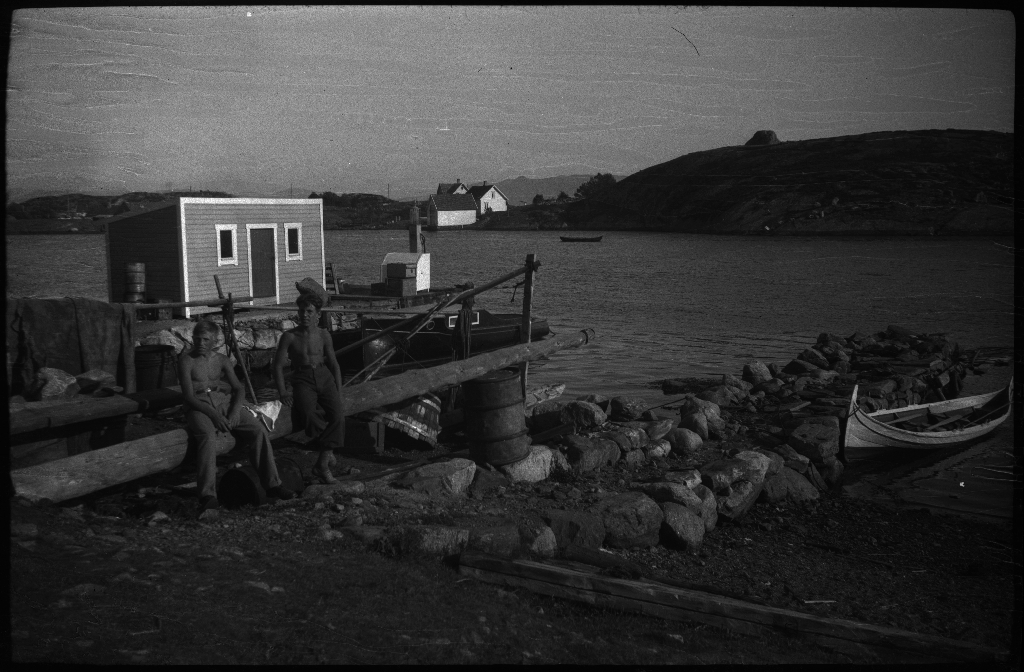 Ragnar Paulsen og Ingar Sivalgsen står på hendene og turner. På bilde 4 og 5 er de på og ved nordlandsbåten som ligger fortøyd ved en steinmolo.