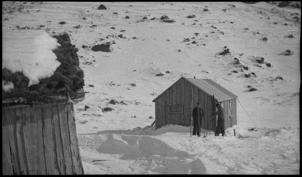 En stor gjeng med unge menn og kvinner på skitur i Lyseheiene og Ryfylkeheiene. Lindtner er til høyre på bilde nr. 2 og til venstre på bilde nr. 7. De reiser med et dampskip som ser ut til å hete "Lysefjord".