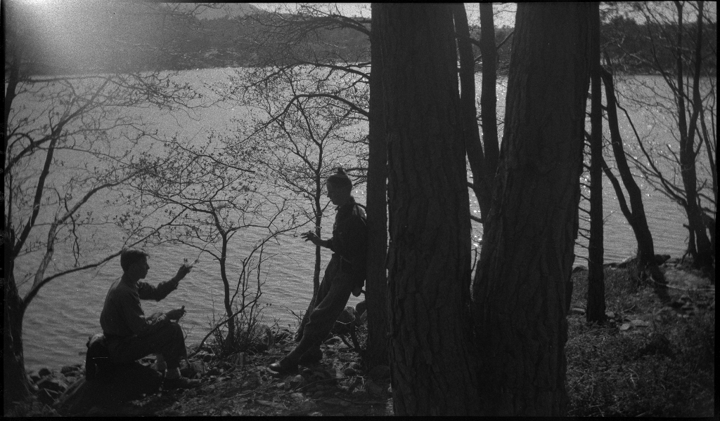 Arne Rasmussen og Korsvold på tur mellom Høle ved Høgsfjorden og Dansen, i innlandet vest for Høle. Det er bilder fra bading, klatring, kyr, landskap og bygder.