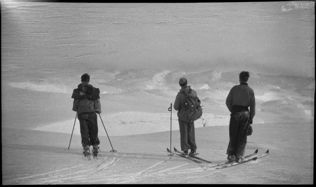 Fire unge menn på skitur fra Roalkvam til Stranddalen i Suldal. Det er bilder av hytter i fjellet, fra landskapet, lek med en hoppbakke og fra skigåing.