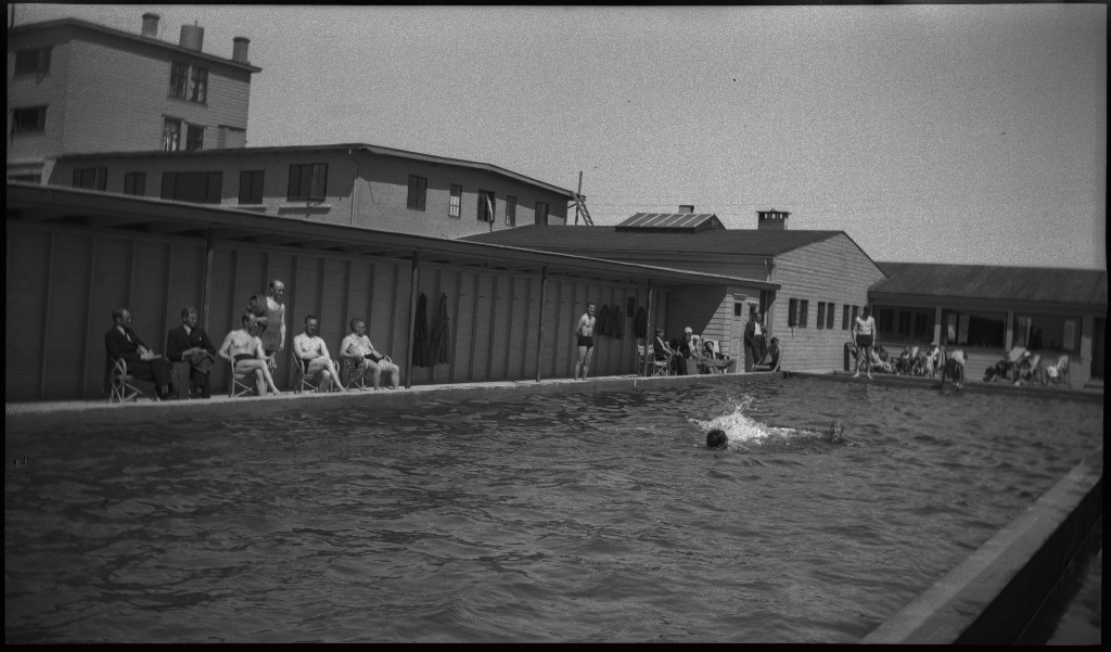 Bilder fra Sola Strandhotell og hotellets basseng, samt gutter og unge menn i sanddynene på Sola.