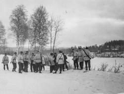 Soldater i vinterlandskap.