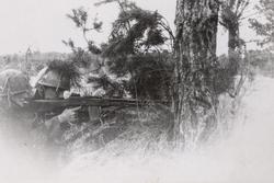 Soldater i stilling med maskingevær.