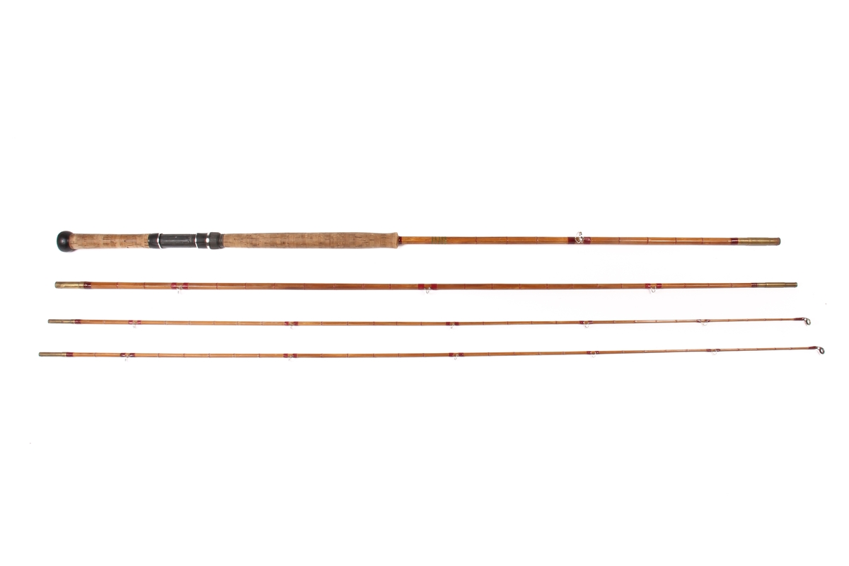 Tredelt, sekskanta fiskestang av typen splitcane, med ekstra tupp. Laga av bambus og med handtak av kork.
