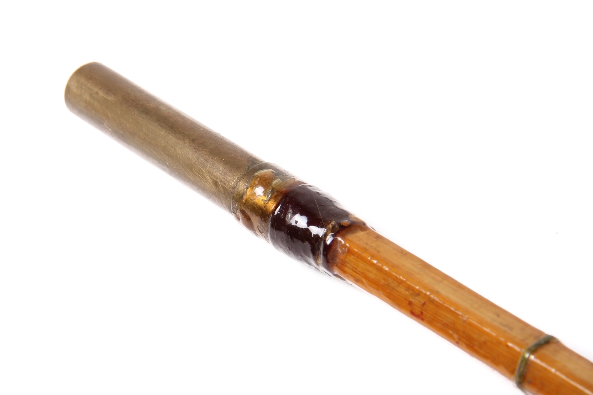 Den sekskanta stanga er laga av bambus og handtaket av kork.
Tredelt stang med ekstra tupp.