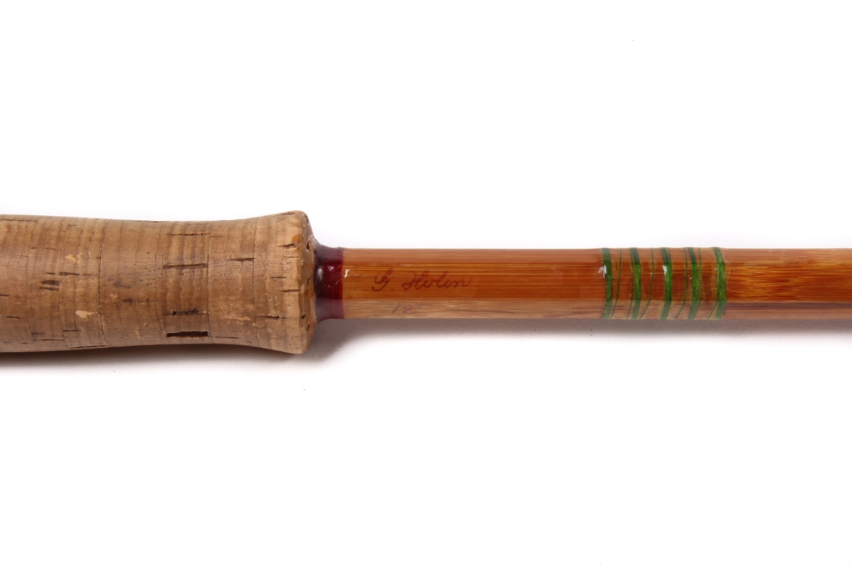 Den sekskanta stanga er laga av bambus og handtaket av kork.
Tredelt stang med ekstra tupp.