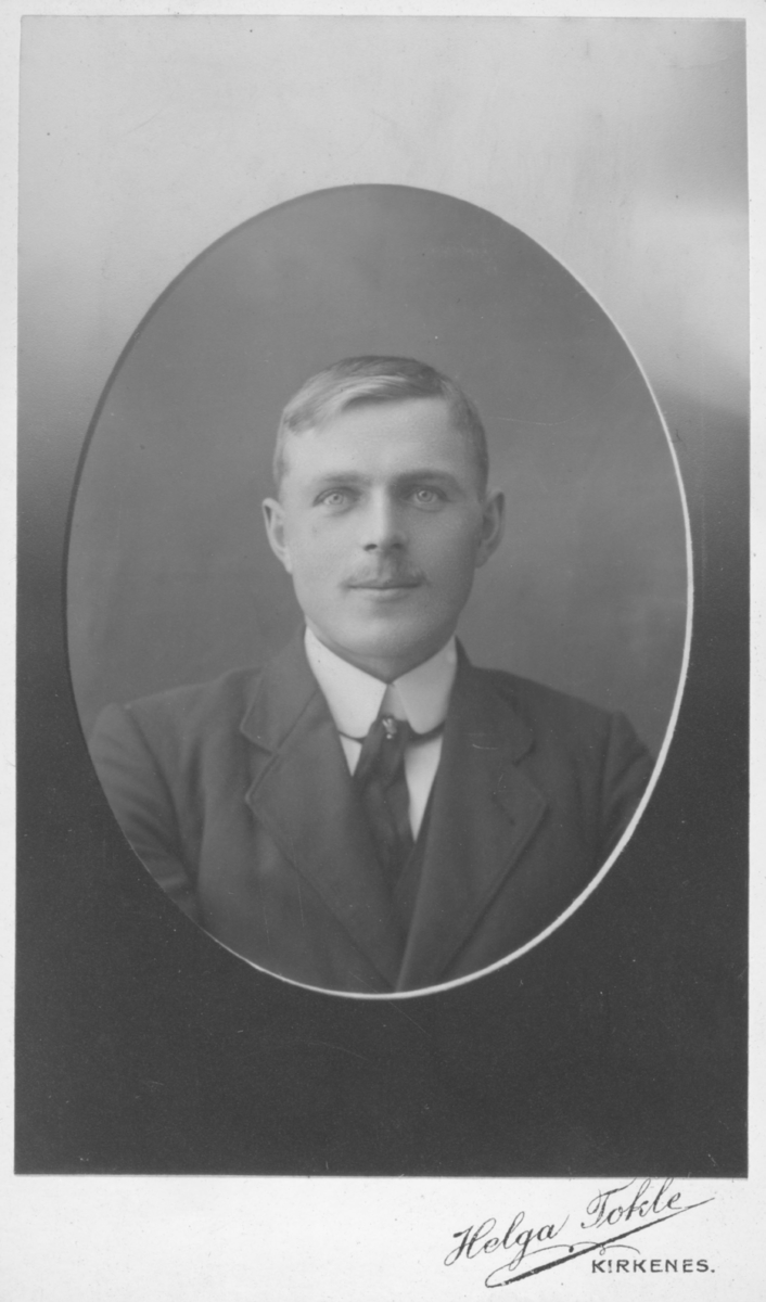 Album med portrettbilder. Albumet har tilhørt Aksel Konrad Mikkola og hans hustru Kathinka Marie, f. Mikkelsen. Det er nå i Solbjørg Mikkolas eie. Navnene til de portretterte er for en stor del ukjente, men mange er fra Neiden og Sør-Varanger. Kathinka kom opprinnelig fra Lofoten, og en del av bildene viser hennes familie i Nordland