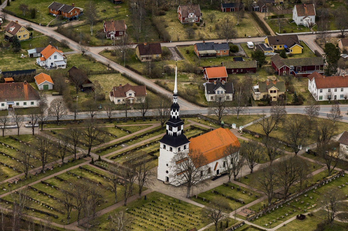 Flygfoto över Ingatorps kyrka i Eksjö kommun.