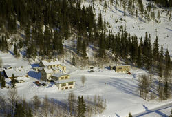 Vestre Gausdal, Strand Fjellstue. To, toetasjes, hvite bygni