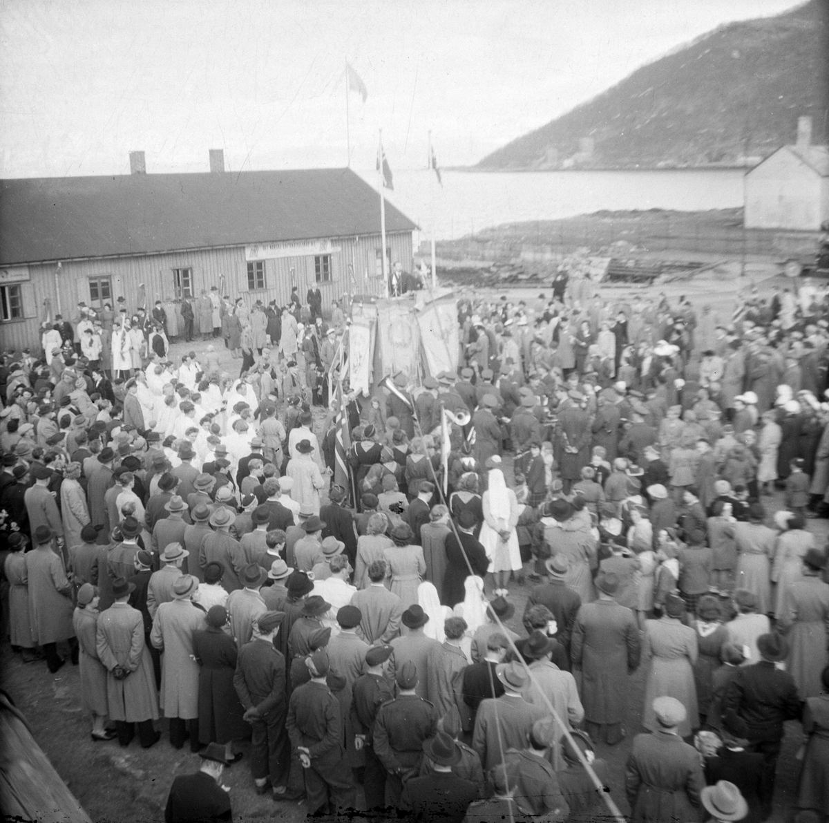 Folkemengde på torget i Harstad, den 1. mai, ca 1950.