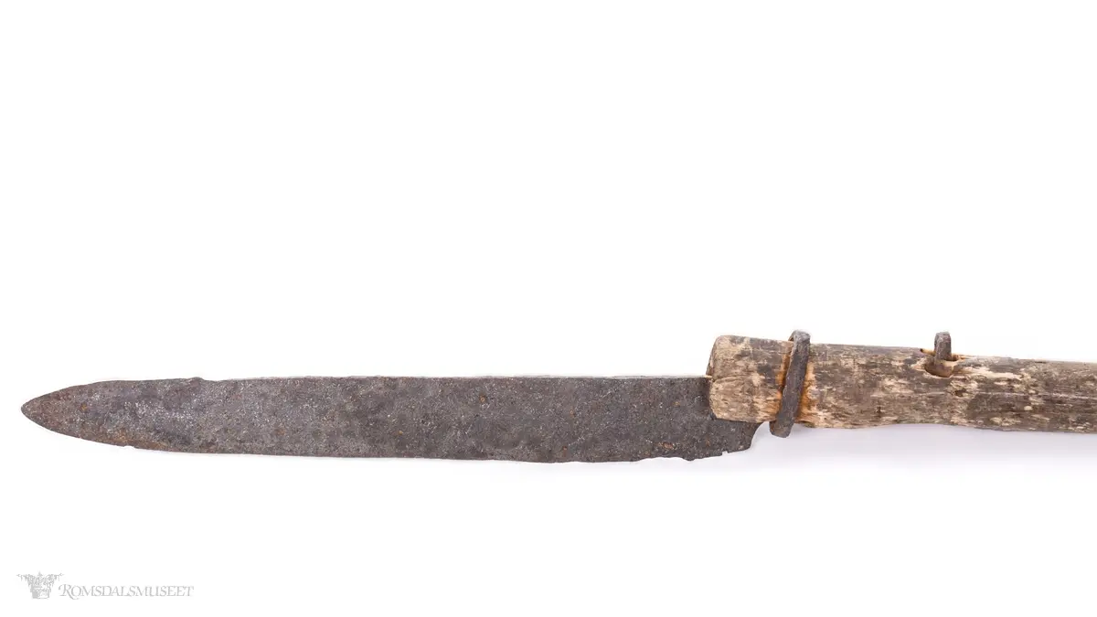 Brugdekniv med langt kraftig enegget knivblad på langt skaft. Brukt til å skjære løs levra på ei brugde med, etter at den var fanget og buken sprettet opp. Det var bare levra som ble benyttet til tranframstilling. Brugdekjøttet er uspiselig, og ble dumpet i havet.