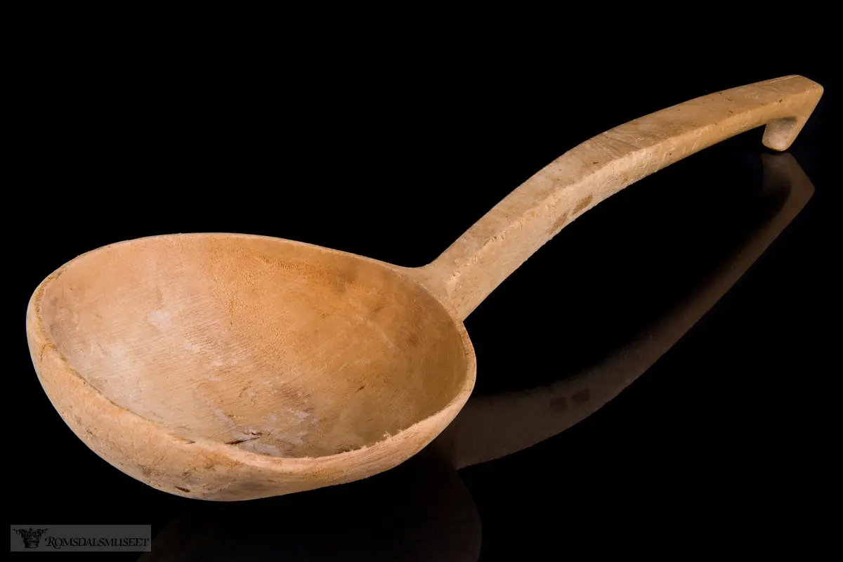 Tresleiv med skålformet skjeblad og lett buet skaft med krok i enden.