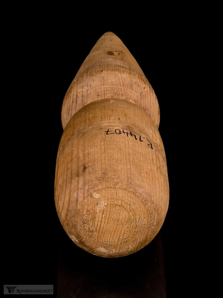 Dreid trepinne som er avrundet i bakkant og kjegleformet i enden. Til å forme krumkaker med.