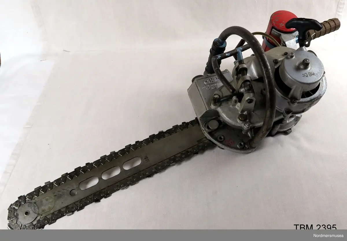 Jobu Junior (?) er ei kjedesag med åpen motor og drivstofftank.
10 kg tung.