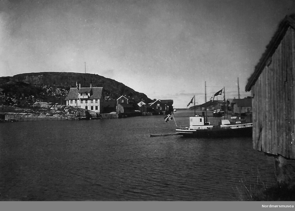 Foto fra Sveggen i Averøy kommune. Datering er trolig omkring 1920-1939. Fra Nordmøre museums fotosamlinger.
