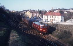 Persontog 573 Oslo-Drammen trukket av Lokomotiv El 8 2055 på