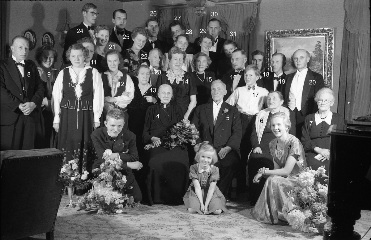 Trolig fra feiringen av David og Helene Seierstads diamantbryllup høsten 1950. Jubilantene sitter foran, omgitt av i det alt vesentlige slekt. 
Serie på 6 bildere, mens på bilde nr. 7 er personene nummerert, og det er disse numrene som brukes i følgende oversikt:
1.Johan Johannson, 2.Inger Mørch Reiersen (g.Lindstad), 3.Kari Mørch Reiersen (g.Stabo Eeg), 4.Helene Seierstad, 5.David Seierstad, 6.Klara Gihle, 7.Magda Trostad, 8.Halvard Seierstad, 9.Kari Sem (f.Seierstad), 10.Ruth Seierstad, 11.Trond Seierstad, 12.Helga Kirkeby (f.Seierstad), 13.Mosse (Sofie) Drager, 14.Borghild Johannson (f.Seierstad), 15.Magda Seierstad, 16.Hans Seierstad, 17.Håvar Mørch Reiersen, 18.David Seierstad (sønn av Hans), 19.Mathinius Seierstad, 20.Alf Mørch Reiersen, 21.Helbjørg Tollefsrud (f.Seierstad), 22.Helen Johannson (f.Faleide), 23.Torleif Johannson, 24. Johan Tollefsrud, 25 Ernst Kirkeby, 26. ?, 27.Ivar Åge Lund, 28.Margit Gihle, 29.Sigrid Mørch Reiersen (f.Seierstad), 30. Hans Gihle, 31.Kari Seierstad (f.Eriksen).
