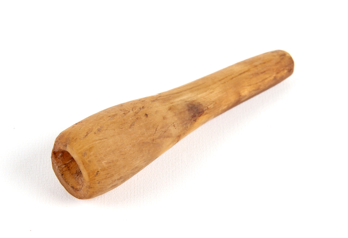 Femten ganske like kniplepinner laget av horn.