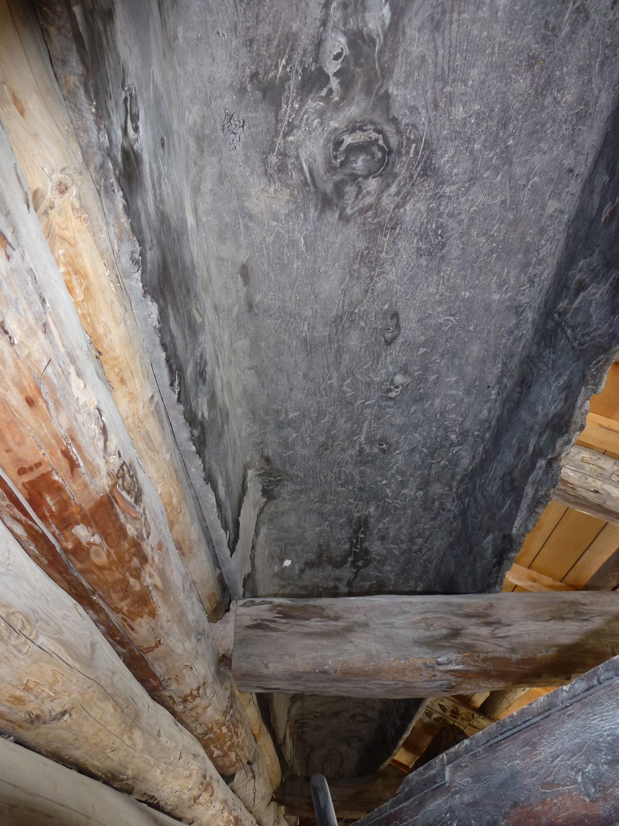 Arbeidet av en stor tømmerstokk. Rette sider og flat bunn. (rektangulært tverrsnitt). Sidene ca. 1'' tykke. I for- og akterstavnen som får tverrsnitt, står temmelig meget igjen av stammen. Bakstavnen som er rett avhugget er ca. 4,5'' tykk. Forstavnen smalner fremover.