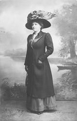 Postkort, portrett av Inga Karlsen fra Rolvsøy fotografert i