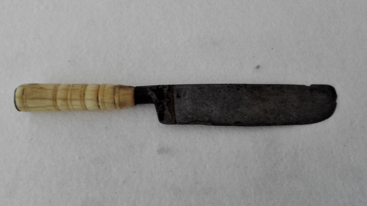 
En bordkniv med benskaft.

En 3 cm bred bordkniv med dreiet benskaft, der er 7,8 cm langt.
Knivens blad, der er avrundet foran er 12,5 cm langt.
Kjøpt av Jo Halleseter, Arnefjord.