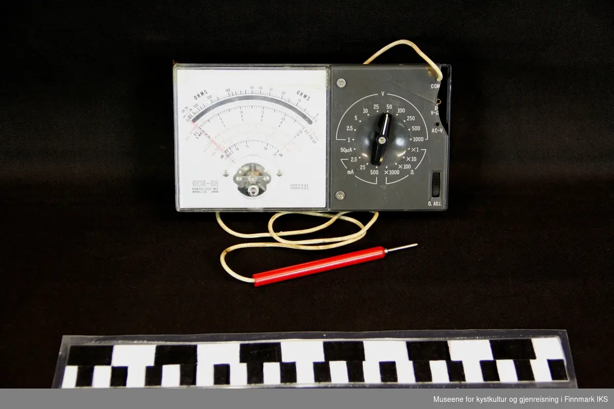 Ohms-meter har et ledning som festes til for eksample til ei motstand.