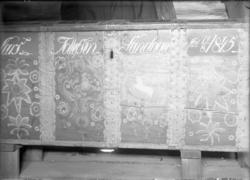 Rikard Berges fotoarkiv. Rosemalt kiste. Bildet er tatt i 19