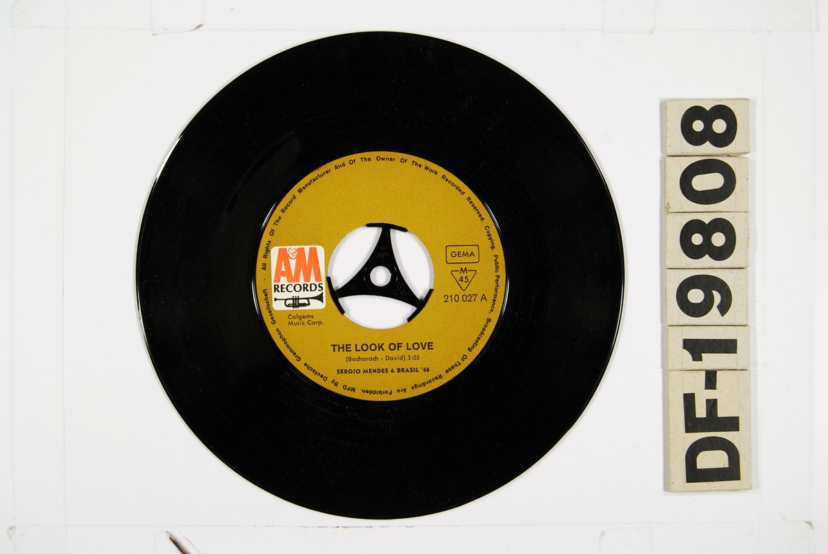 "Platen har sammen med en større samling grammofoner, plater og radioutstyr tilhørt en privatperson i Egersund."

Vinylsingel med papircover.