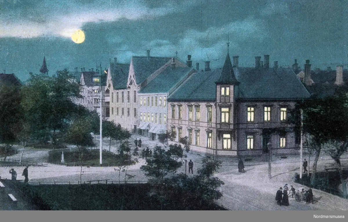Fargelagt postkort med motiv fra krysset skolegata/Langveien på Kirkelandet i Kristiansund. Ca 1900. dublett? Fra Nordmøre museums fotosamlinger.