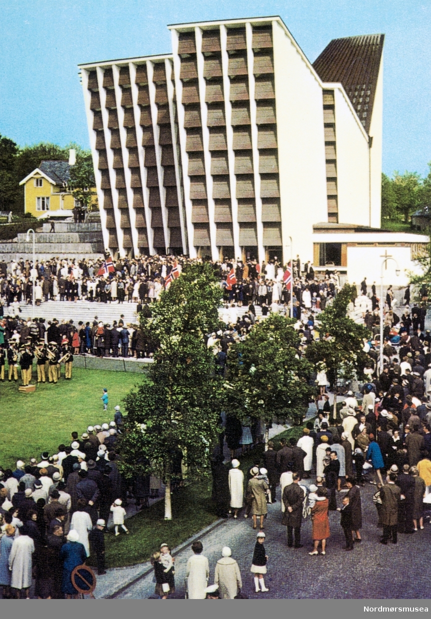 Postkort med motiv høyst sannsynlig fra innvielsen av Kirkelandet kirke i Kristiansund, 24. mai 1964. Fra Nordmøre museums fotosamlinger.
